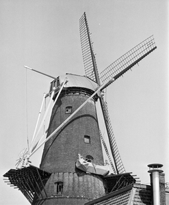 855727 Gezicht op het bovenste deel van de molen Rijn en Zon aan de Adelaarstraat te Utrecht, tijdens de restauratie.